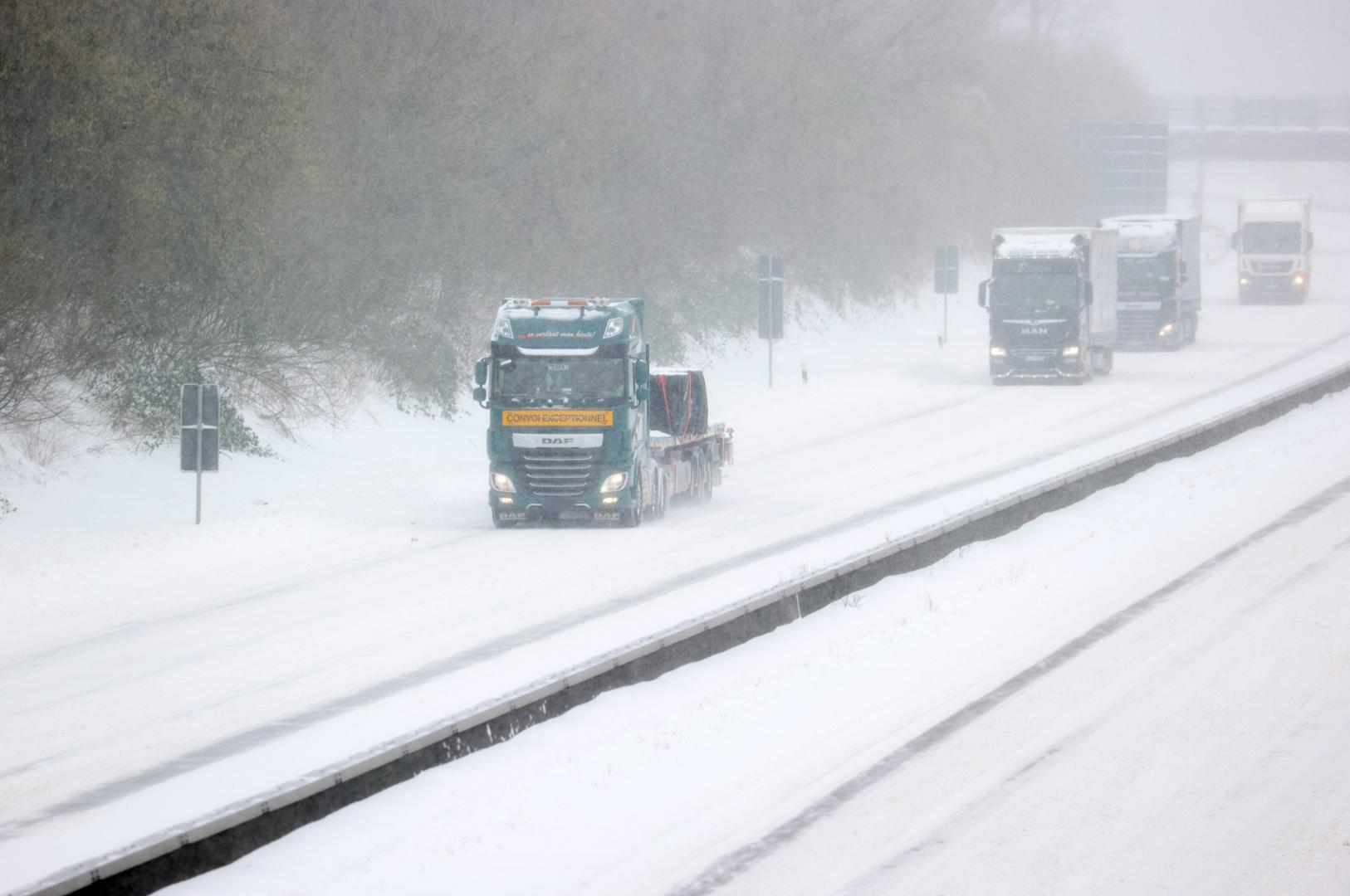 firo: 08.02.2021 Despite driving ban for trucks, trucks, trucks, trucks, A43 were seen on Tuesday at the motorway exit Dv ° lmen Tief Tristan sweeps over Germany. Westphalia, Winter IN DvúLMEN The nasty giant has struck | usage worldwide /DPA/PIXSELL