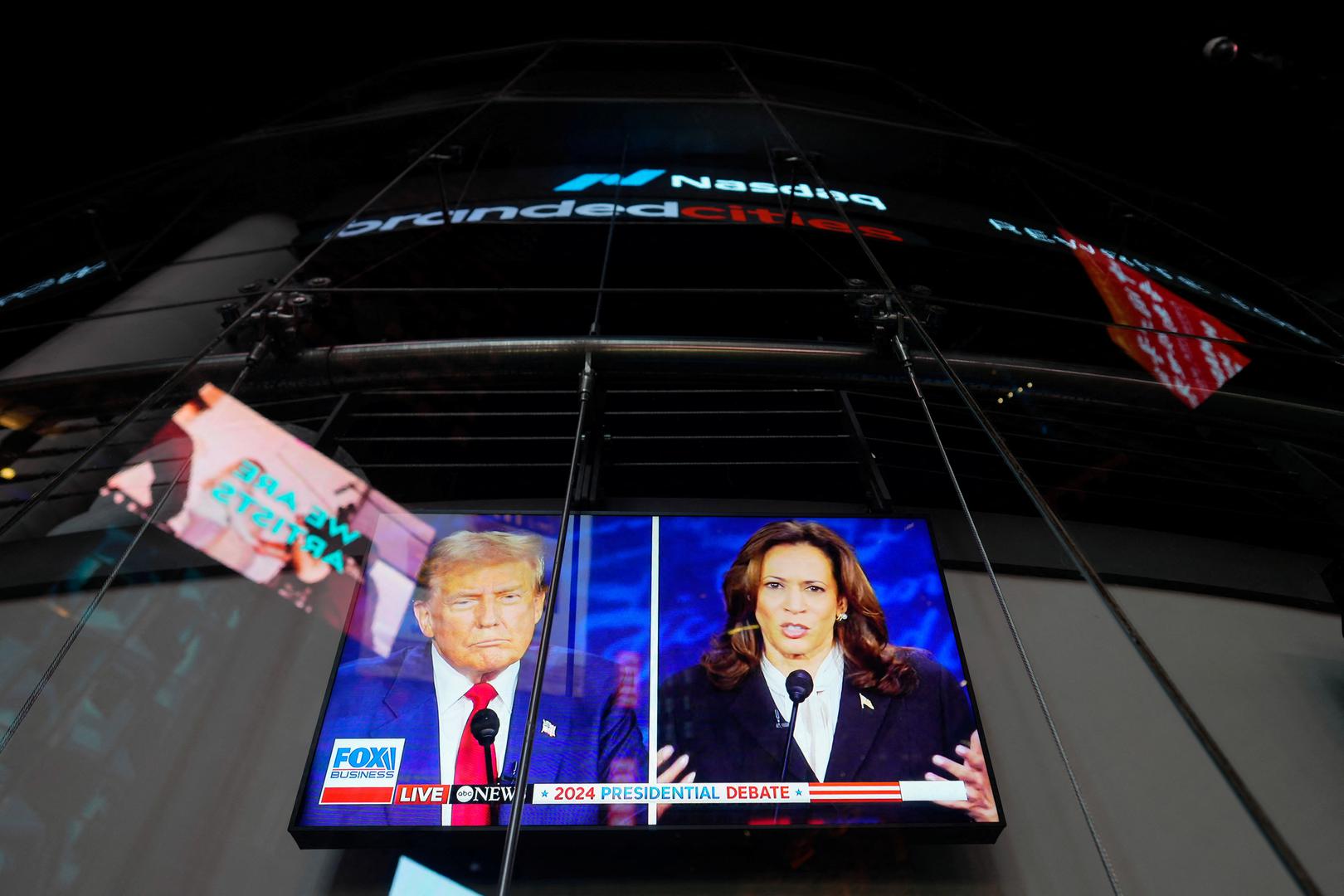 A screen shows the presidential debate between Republican presidential nominee and former U.S. President Donald Trump and Democratic presidential nominee and U.S. Vice President Kamala Harris outside the Nasdaq MarketSite in New York City, U.S., September 10, 2024. REUTERS/Adam Gray Photo: Adam Gray/REUTERS