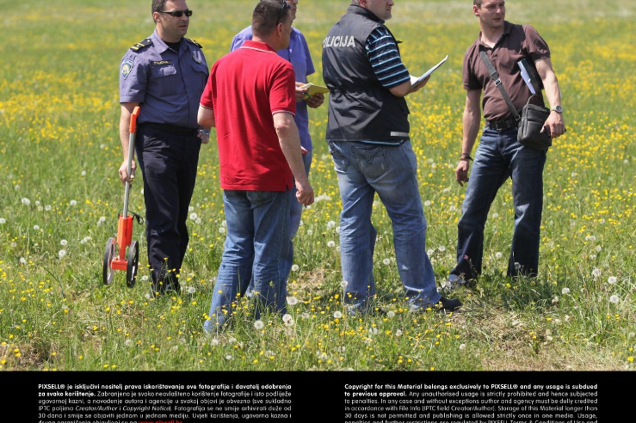 '02.05.2012., Koprivnica - Policijski ocevid mjesta na kojem je bilo parkirano vozilo sa pcelama ubojicama koje su usmrtile nesretnu  Baricu Matanovic na poljskom putu izmedju Koprivnickih Bregi i Glo