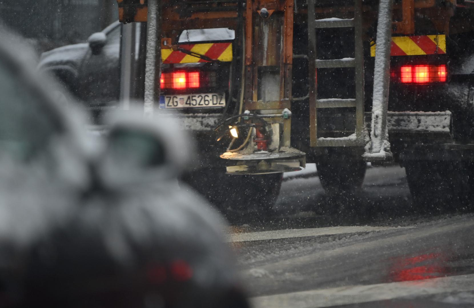 Vozače se poziva da prilagode brzinu i način vožnje uvjetima na cestama, održavaju sigurnosni razmak između vozila i na put ne kreću bez zimske opreme.