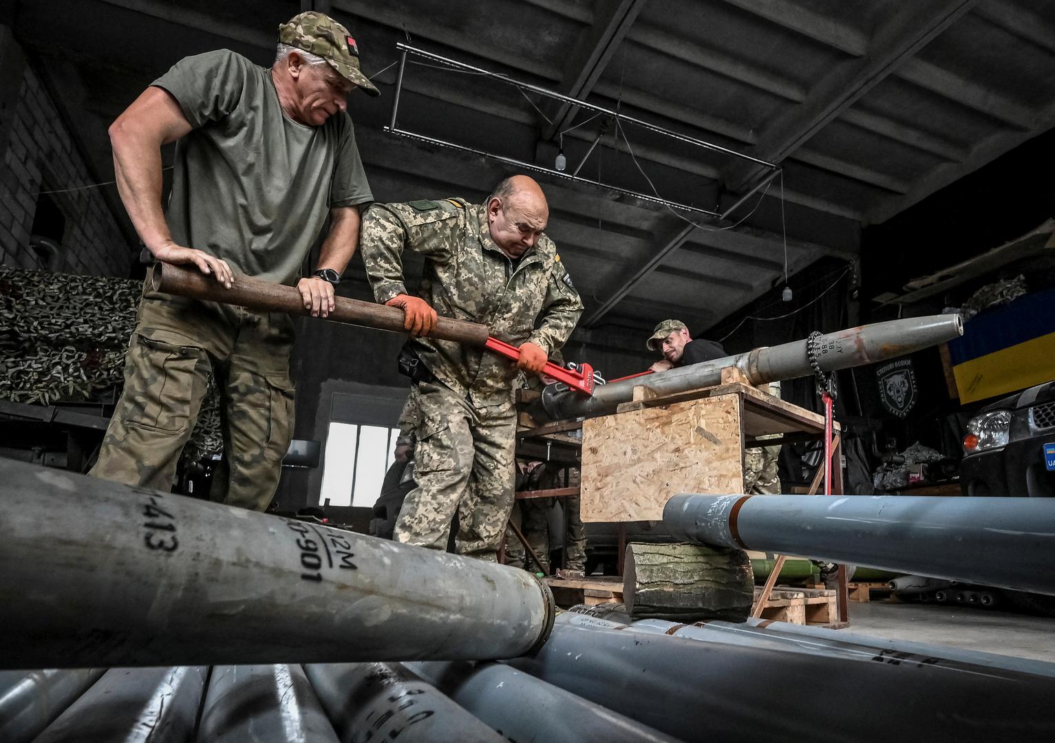 Members of the company tactical group "Steppe Wolves" of the Voluntary Formation of the Zaporizhzhia Territorial Community disassemble a shell for a BM-21 Grad multiple launch rocket system to convert it for use with a handmade small MLRS for firing toward Russian troops, amid Russia's attack on Ukraine, in Zaporizhzhia region, Ukraine April 26, 2024. REUTERS/Stringer Photo: Stringer/REUTERS