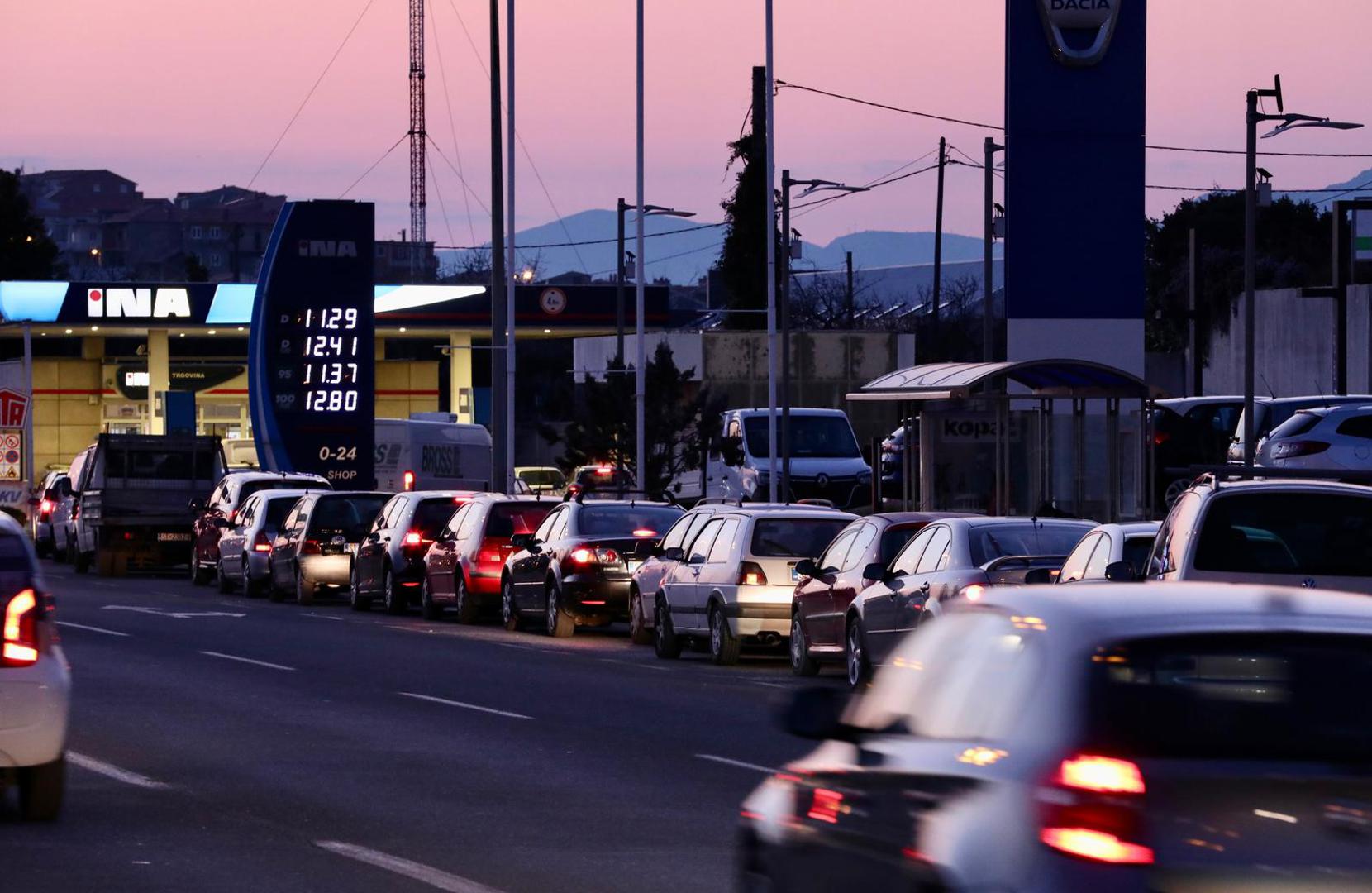 07.03.2022., Split - Dolaskom veceri povecaju se kolone pred benzinskim postajama na koje su vozaci pohrlili u ocekivanju porasta cijena goriva koje ce nakon ponoci biti blizu 14 kuna. Photo: Ivo Cagalj/PIXSELL