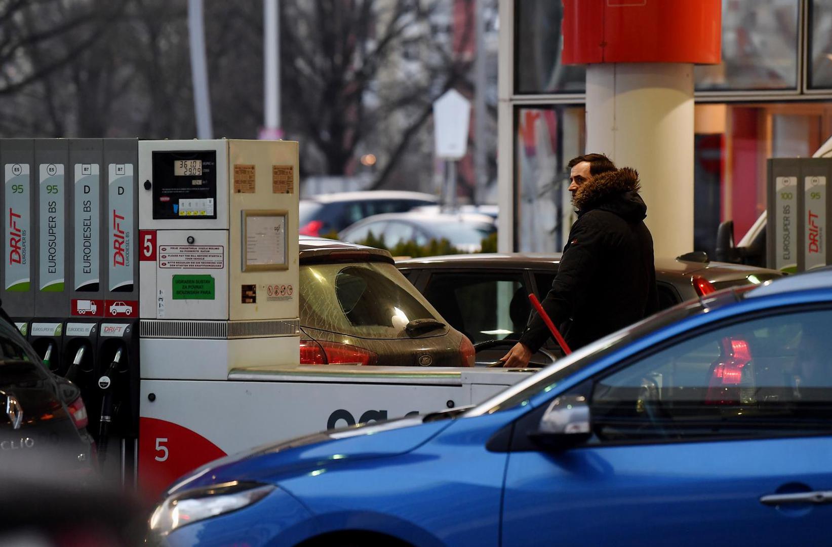 07.03.2022., Zagreb - Zbog poskupljena naftnih derivata stvaraju su guzve na benzinskim postajama.  Photo: Marko Lukunic/PIXSELL