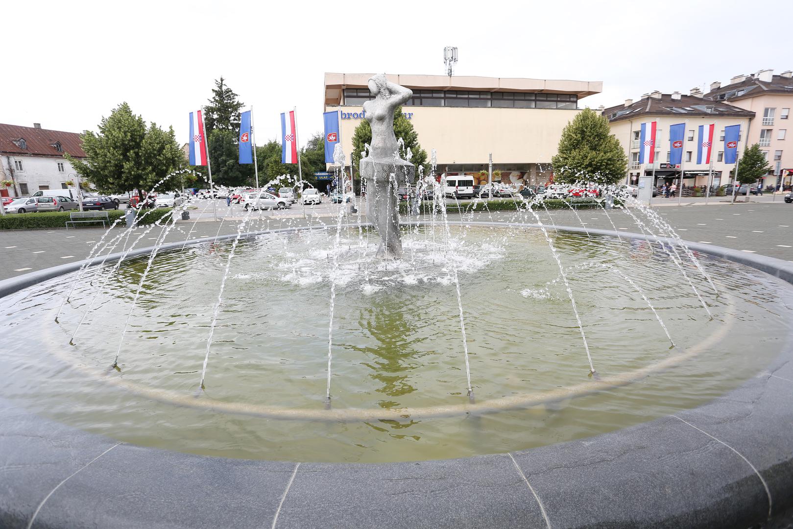 Ovaj lički grad veći je i od najmanje hrvatske županije, Međimurske, koja površinom zauzima samo 729 km2. 