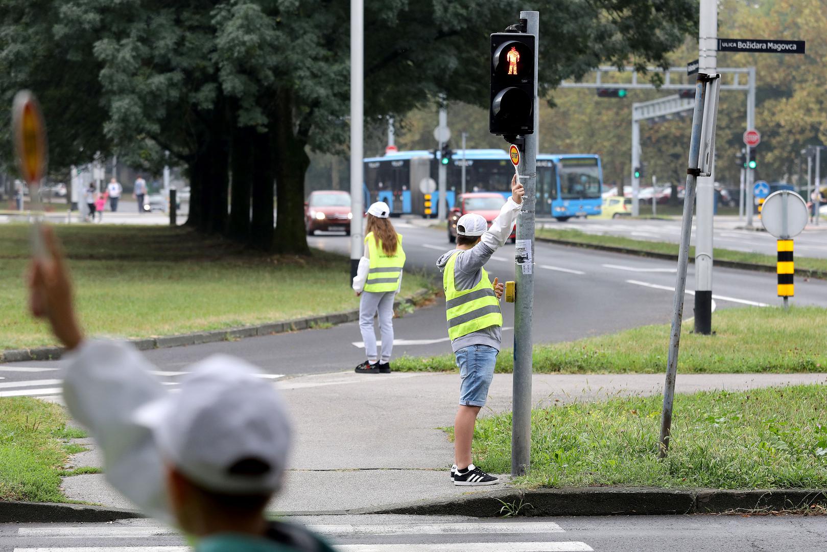 Pripadnici Školske prometne patrole pomažu učenicima sigurno doći do škole