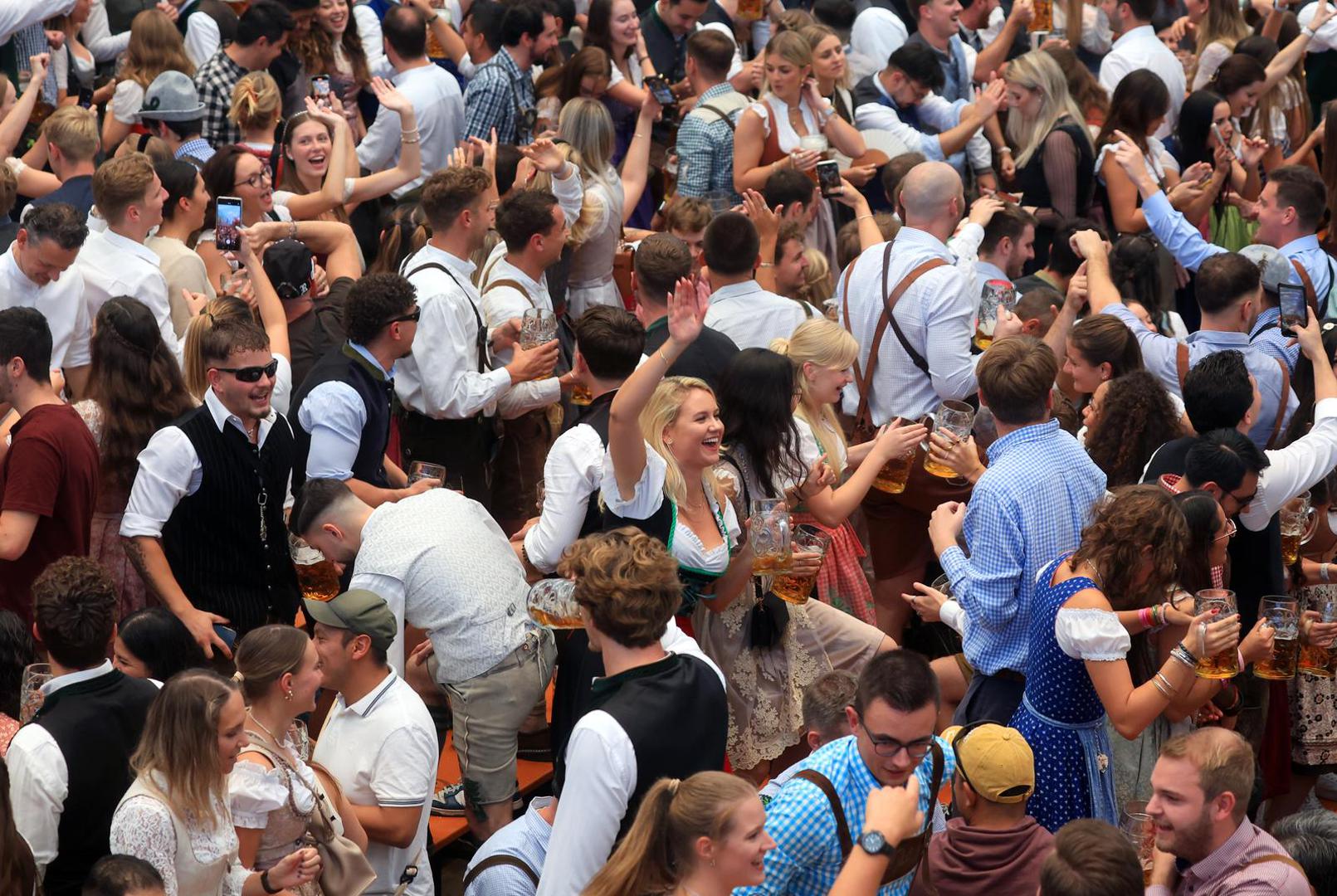 Policija će provjeravati upotrebu kanabisa na festivalu usprkos njegovoj legalizaciji na nacionalnoj razini u travnju. Vlasti Bavarske nastoje što više ograničiti konzumaciju droge zabranom konzumiranja kanabisa na javnim festivalima i u pivskim vrtovima. Predviđena je kazna do 1500 eura za konzumiranje kanabisa.