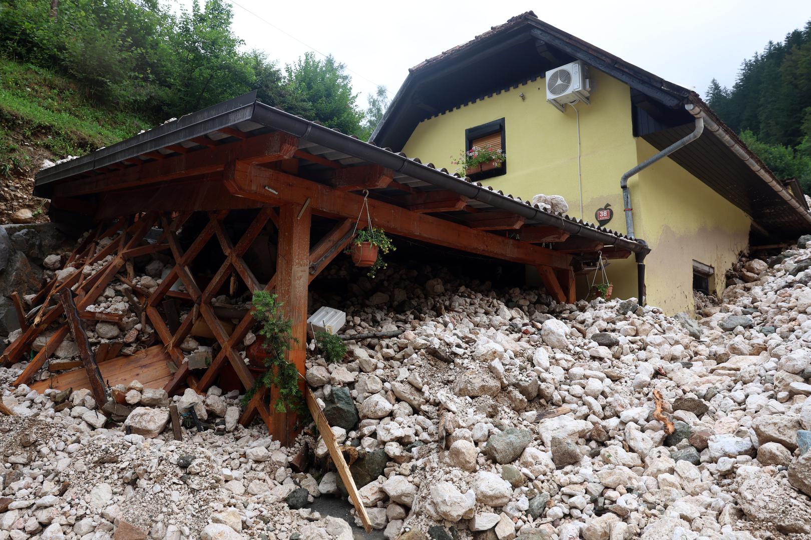 Na području Kokre u općini Preddvor u subotu navečer nevrijeme je odnijelo deset kuća.