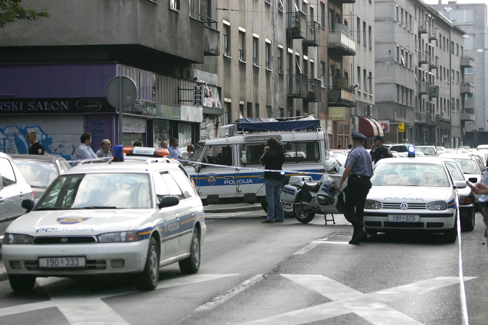 05.09.2005., Zagreb - Oruzana pljacka poslovnice Fine u Zvonimirovoj ulici u kojoj su ubijena dvojica zastitara Sokol Marica Drago Renar i Stipe Musar. Pljackasi su odnijeli dva milijuna kuna. Photo: Davor Puklavec/PIXSELL