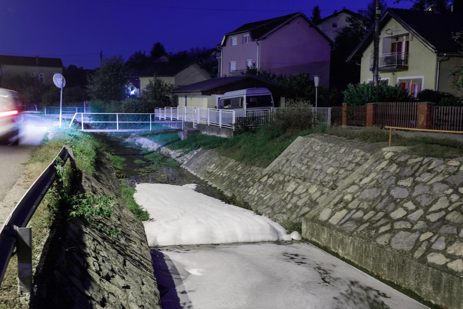 07.10.2022., Zagreb - Vrapcanski potok jos uvijek je pun pjene, koju su popodne vatrogasci ispumpavali, no potok je i dalje u losem stanju. Photo: Tomislav Miletic/PIXSELL