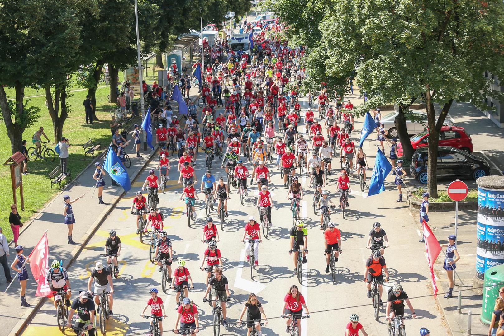 Više od dvije i pol tisuće ljubitelja vožnje na dva kotača je pedaliralo u sklopu 42. Večernjakove biciklijade, već tradicionalnom rutom od zagrebačkog Trga dr. Franje Tuđmana do samoborskog Vugrinščaka. 