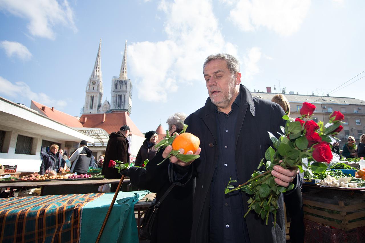 08.03.2015., Zagreb - Gradonacelnik Milan Bandic dijelio je ruze sugradjankama i sugradjanima na Dolcu povodom Medjunarodnog dana zena. Photo: Davor Puklavec/PIXSELL