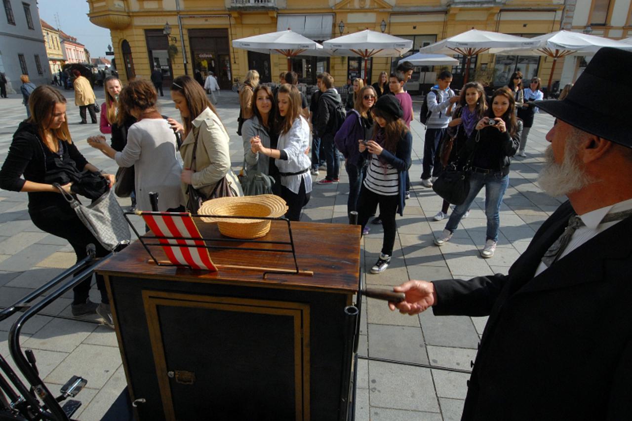 '12.10.2010. Korzo, Varazdin, Ucenice 10. gimnazije iz Zagreba, koje su na jednodnevnom izletu u Varazdinu, zaplesale su uz zvuk vergleca Photo: Marko Jurinec/PIXSELL'