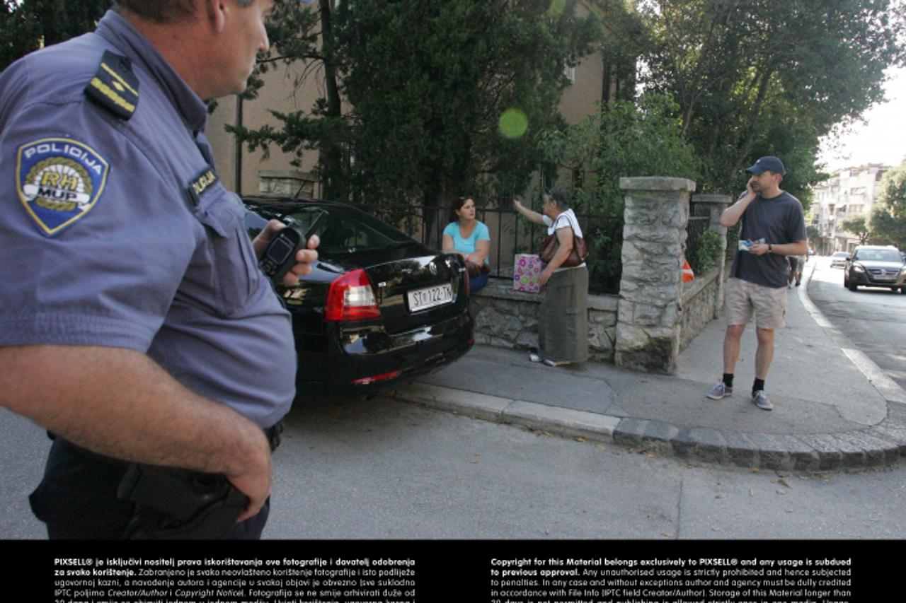 '27.06.2013., Split - Sezdesetogosisnji muskarac ispalio je vise hitaca te se zabarikadirao u svoj stan u Washingtonovoj ulici. Policija je blokirala cijelu cetvrt juzno od Gripa a pregovori su u tije