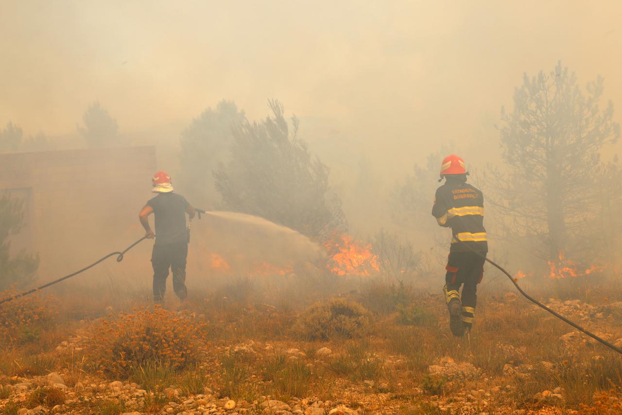 Veliki požar u zaleđu Skradina, gase ga brojni vatrogasci i četiri kanadera