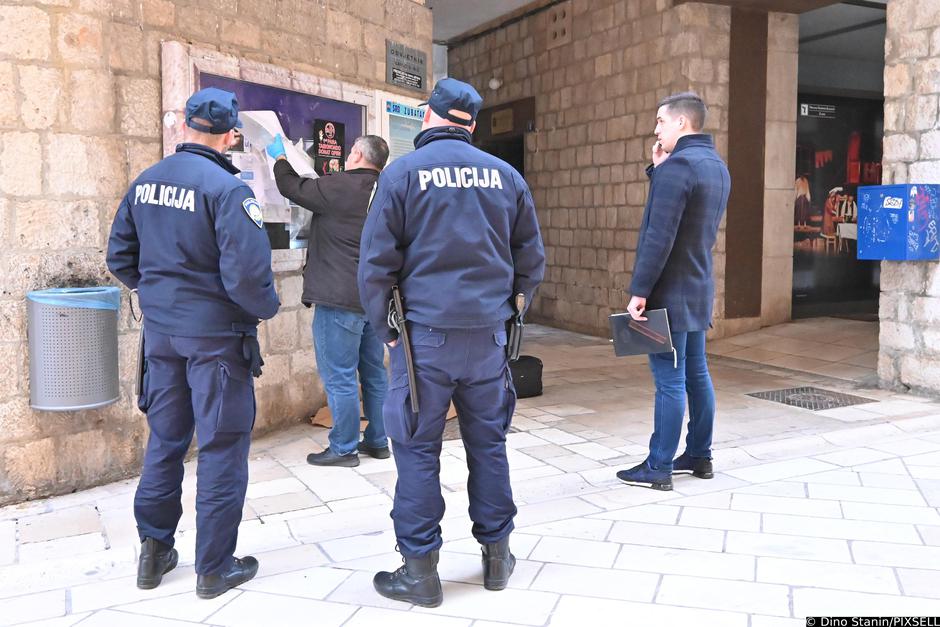 Zadar: Policija provodi očevid zbog plakata s omčom za vješanje i natpisom anemični