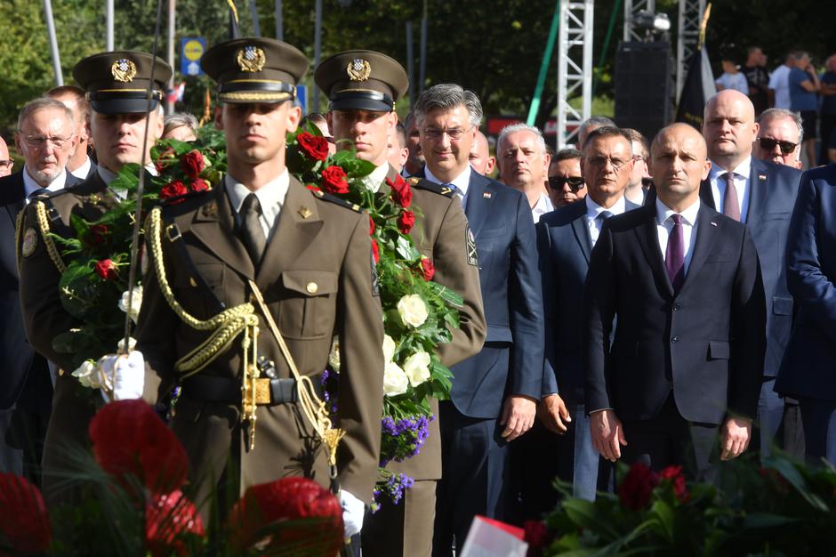 Knin: Predsjednik Vlade Andrej Plenković i članovi Vlade položili su vijence ispred Spomenika hrvatske pobjede „Oluja 95“