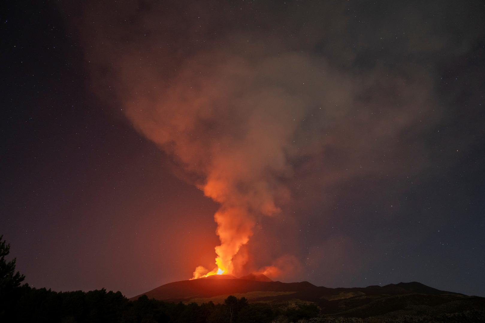 Etna, visoka 3350 metara, najveći je aktivni vulkan u Europi. 