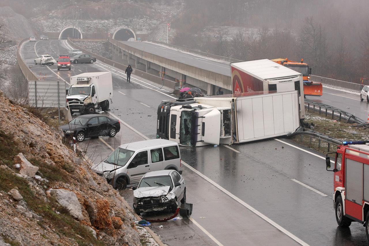 30.11.2013., tunel Krpani - Na autocesti A1 poslije sv. Roka u smjeru Zagreba, kod tunela Krpani, u 6.15 sati sudarilo se 20-ak vozila u nekoliko lancanih sudara. Osobni automobili, autobus, kombi, kamion s prikolicom sudarali su se s obje strane autocest