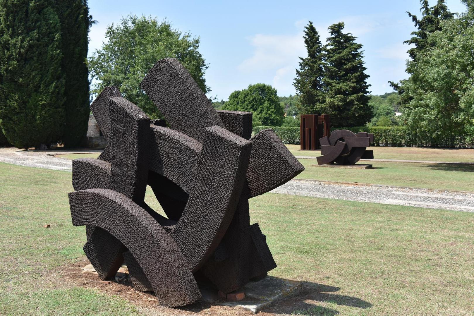 Park skulptura Dušana Džamonje  Impresivna znamenitost na samom ulazu u Vrsar. Ulaz je slobodan.