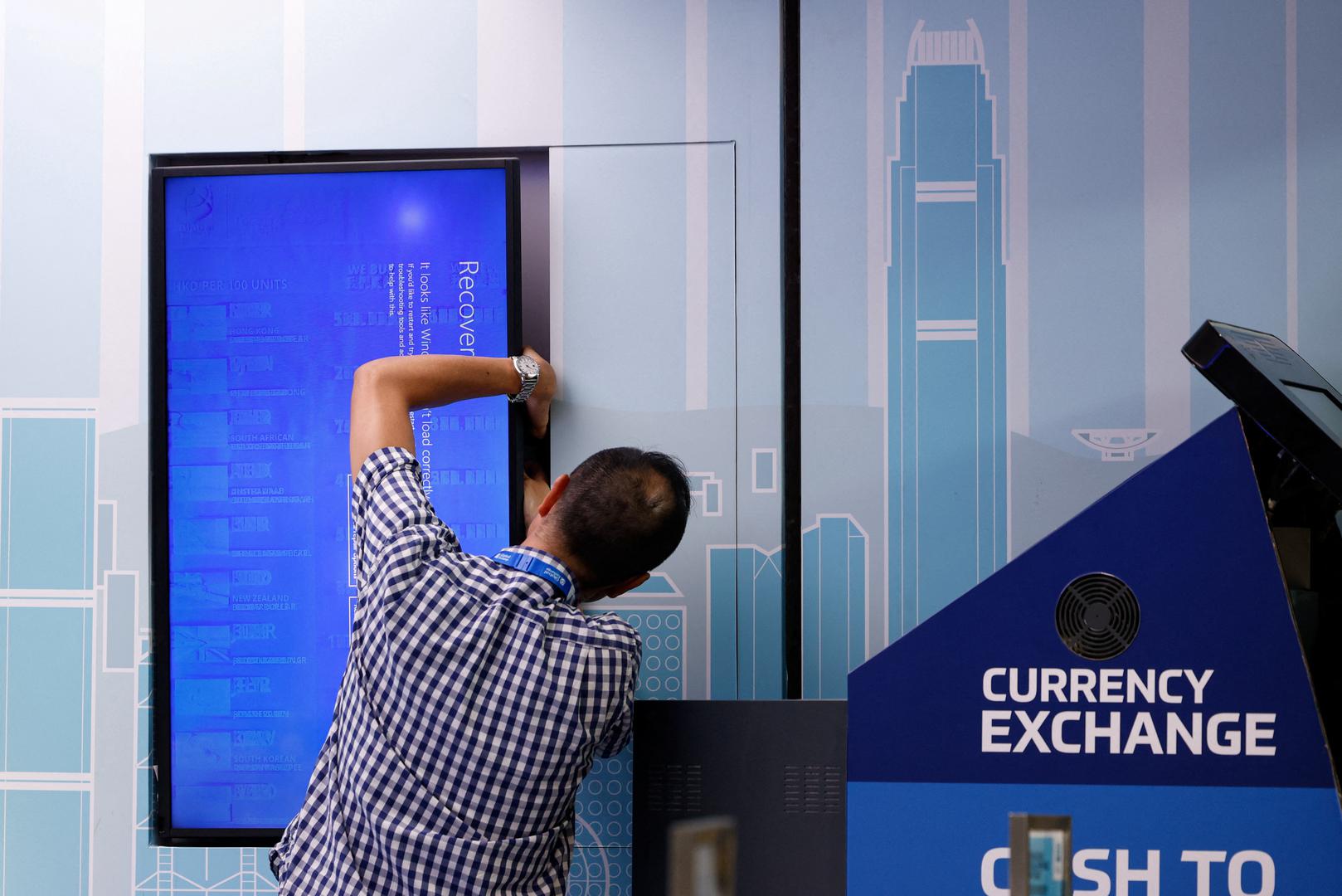 Screen showing an error is seen at a currency exchange store at Hong Kong International Airport amid system outages disrupting the operations, in Hong Kong, China, July 19, 2024. REUTERS/Tyrone Siu Photo: TYRONE SIU/REUTERS