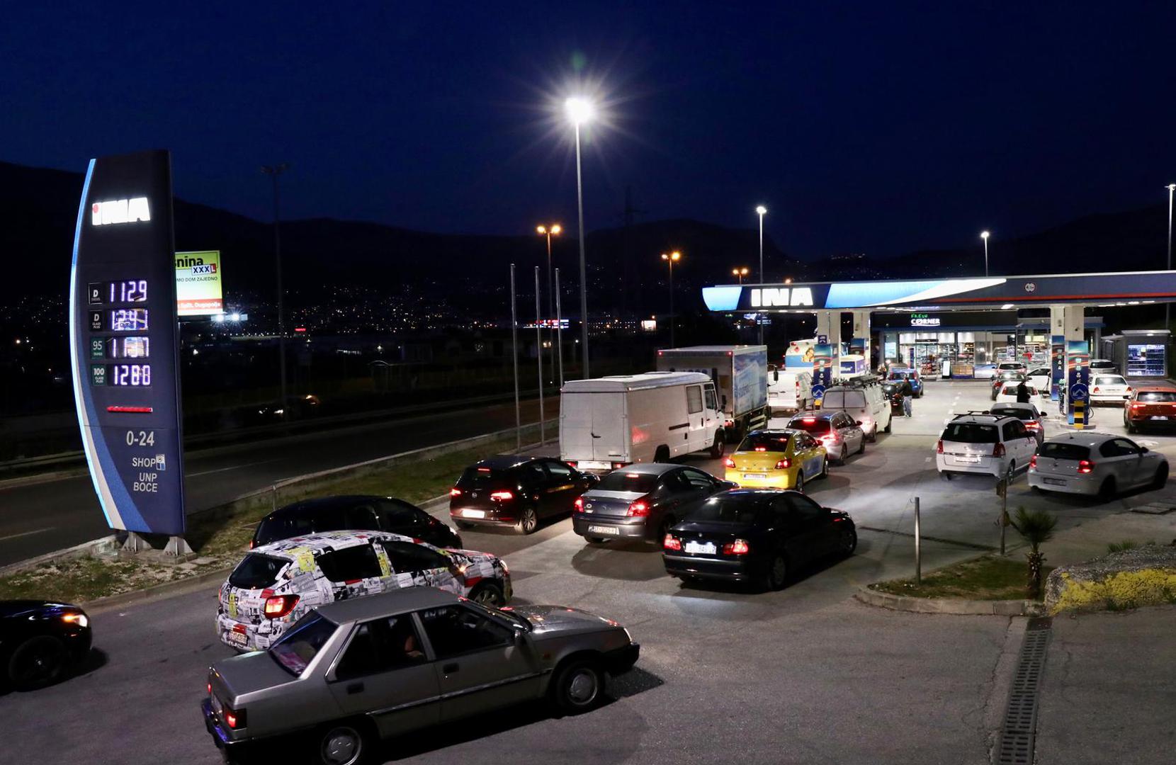 07.03.2022., Split - Dolaskom veceri povecaju se kolone pred benzinskim postajama na koje su vozaci pohrlili u ocekivanju porasta cijena goriva koje ce nakon ponoci biti blizu 14 kuna. Photo: Ivo Cagalj/PIXSELL