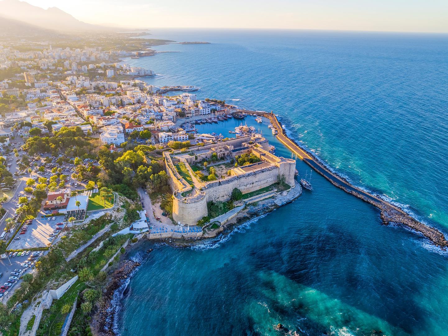 7. Cipar: Plutajući između Grčke, Turske i Libanona, Cipar je prava mješavina kultura. Nudi krševite planine prekrivene snijegom, meke plaže uz Sredozemno more i izvrsnu ciparsku kuhinju diljem otoka. Posjetitelji mogu uživati u ronjenju na jednim od najboljih mjesta za ronjenje s olupinama na svijetu, istraživati bizantske crkve ili provesti večer uživajući u vinu u jednom od brojnih vinograda.

