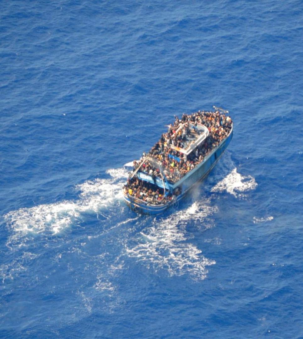 A undated handout photo provided by the Hellenic Coast Guard shows migrants onboard a boat during a rescue operation, before their boat capsized on the open sea, off Greece, June 14, 2023. Hellenic Coast Guard/Handout via REUTERS ATTENTION EDITORS - THIS IMAGE HAS BEEN SUPPLIED BY A THIRD PARTY.     TPX IMAGES OF THE DAY Photo: Hellenic Coast Guard/REUTERS