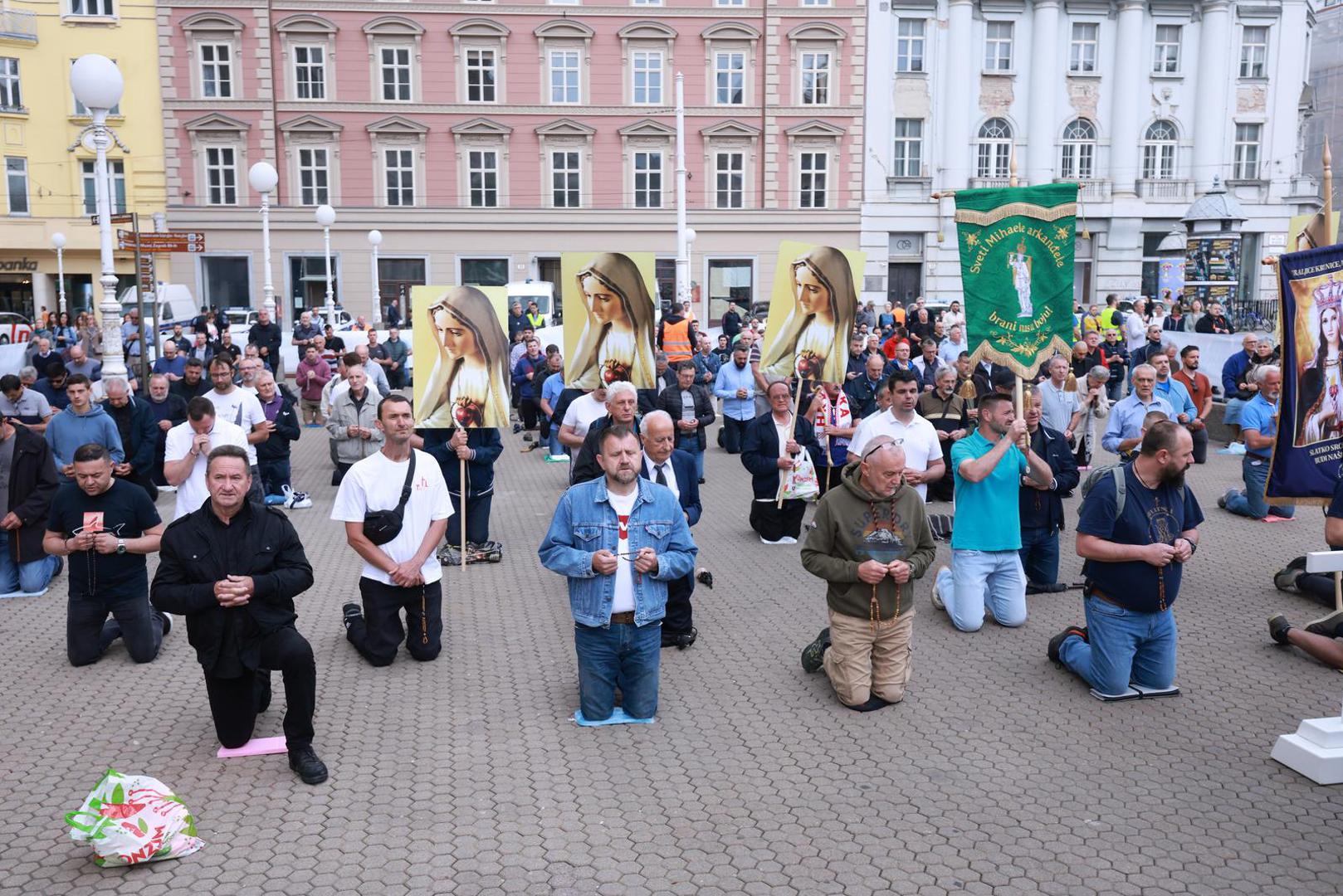 03.06.2023., Zagreb - Muskarci na molitvi krunice koja se odrzava svake prve subote na Trgu bana Josipa Jelacica. I ove subote molitva je ometana od strane prosvjednika Photo: Sanjin Strukic/PIXSELL