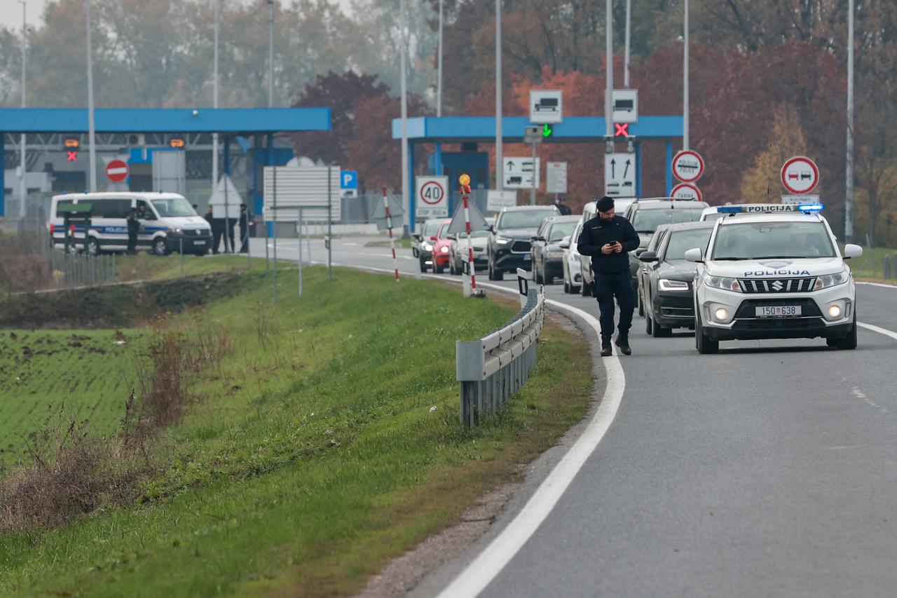 Nezadovoljni seljaci jutros blokirali prometnice i granični prijelaz Županja - Orašje