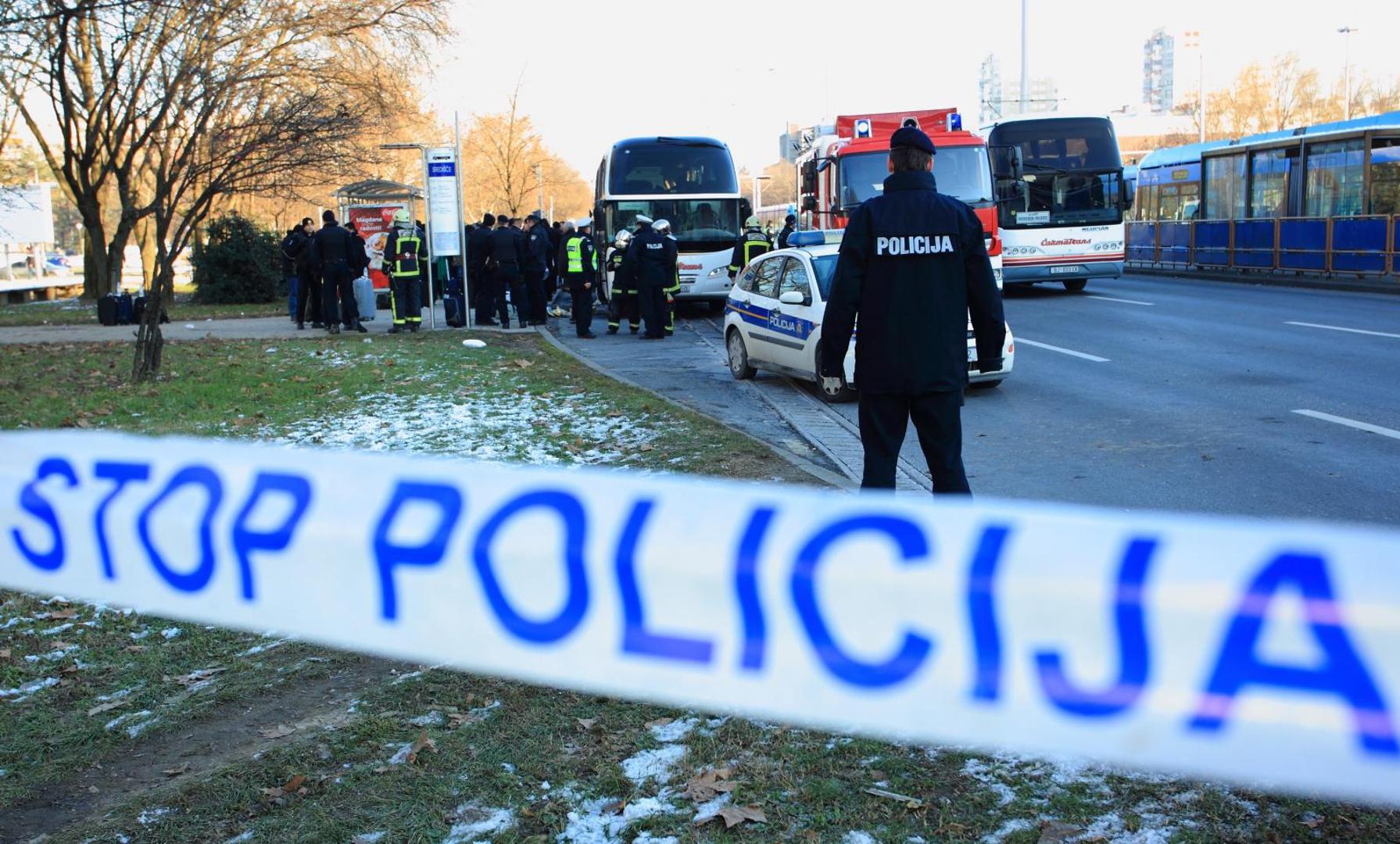 14.12.2010., Novi Zagreb, Zagreb - Autobus u kojem su bili navijaci Paoka na krizanju Savezne Republike Njemacke i Avenije Dubrovnik napali su huligani. Grupa BBB-a razbila je pozor na autobusu i bacila u njega baklju. Autobus se zapalio. Policija koja je pratila autobus, razbila je prozor i pomogla navijacima da izadju, a pozar su ugasili vatrogasci koji su na teren izasli s dva vozila. Nekoliko ozlijedjenih navijaca prebaceno je u bolnice, u Kliniku za traumatologiju i KB Sestara Milosrdnica. Photo: Zeljko Lukunic/PIXSELL