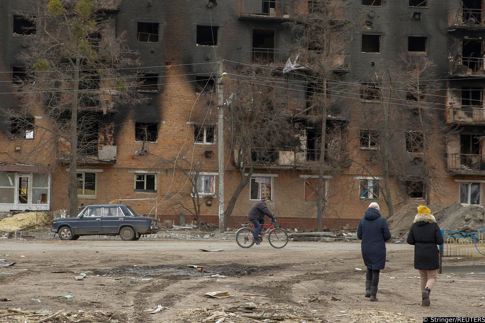 Local residents walk next to buildings damaged by shelling, as Russia’s attack on Ukraine continues, in the town of Trostianets, in Sumy region, Ukraine March 28, 2022. Picture taken March 28, 2022. REUTERS/Oleg Pereverzev Photo: Stringer/REUTERS