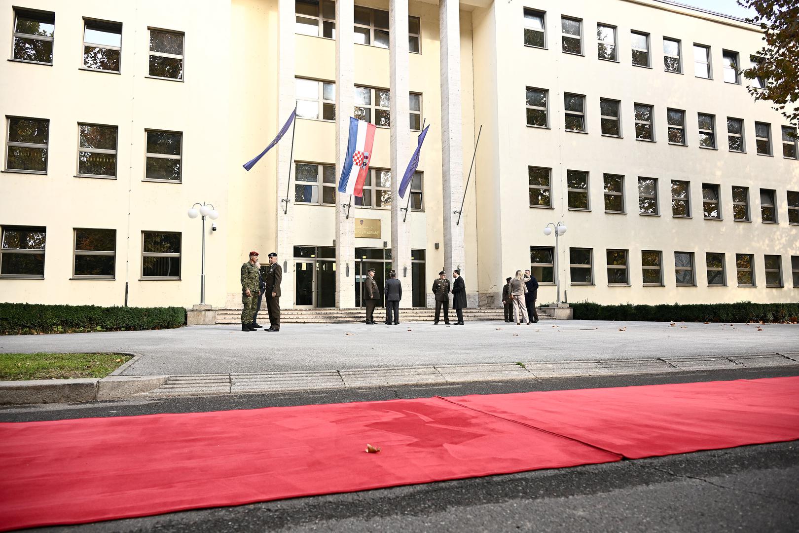 Načelnik Glavnog stožera, general Tihomir Kundid, dočekao je predsjednika kod njegova automobila, nakon čega su se zajedno uputili prema postrojenim vojnicima.