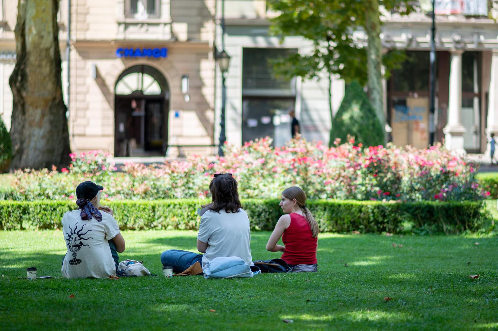 09.08.2024., Zagreb - Ponovno je stigao toplinski val, a gradani traze osvjezenje, skrivaju se u hladovinu, suncaju se i ne izlaze bez sesira. Photo: Marko Juric/PIXSELL