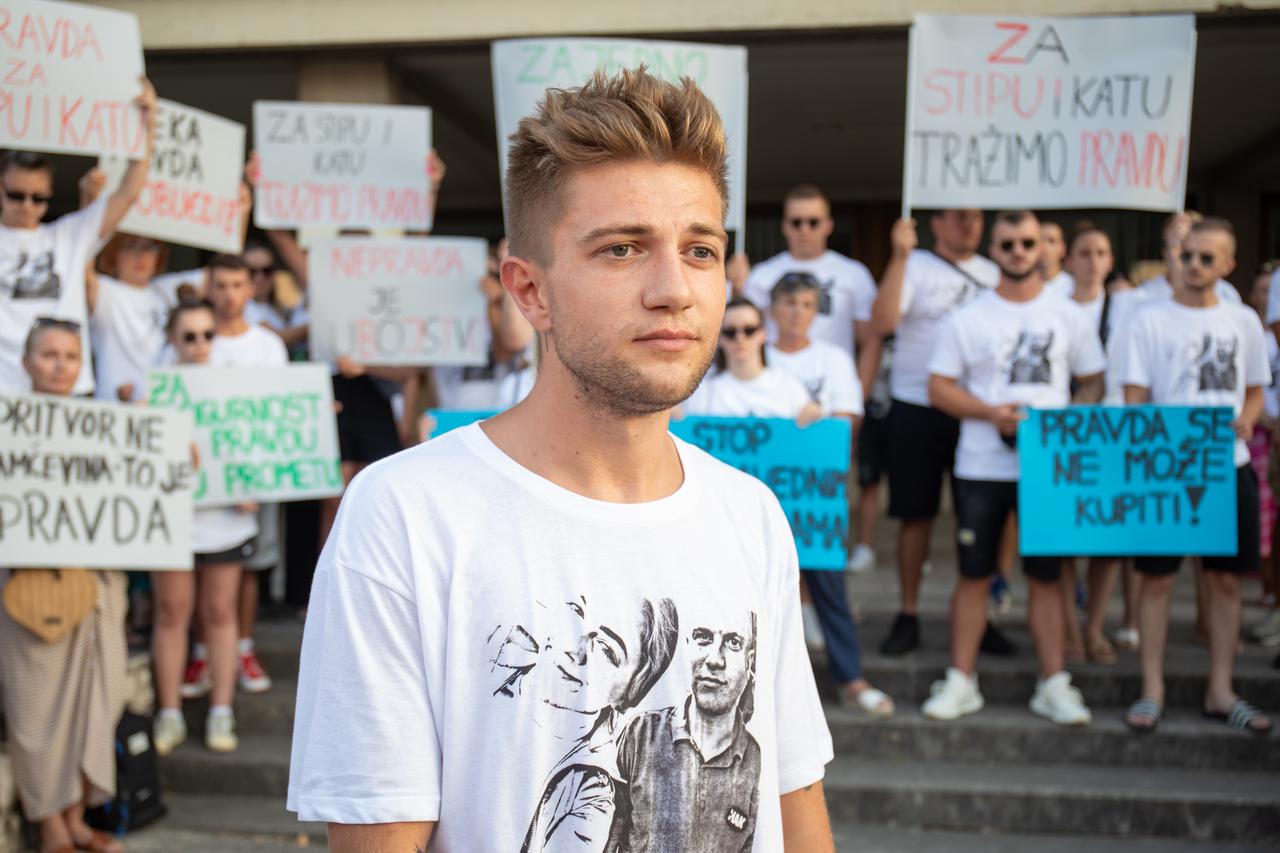 Dubrovnik: Mirni prosvjed ispred Suda zbog mogućeg puštanja albanske vozačice da se brani sa slobode