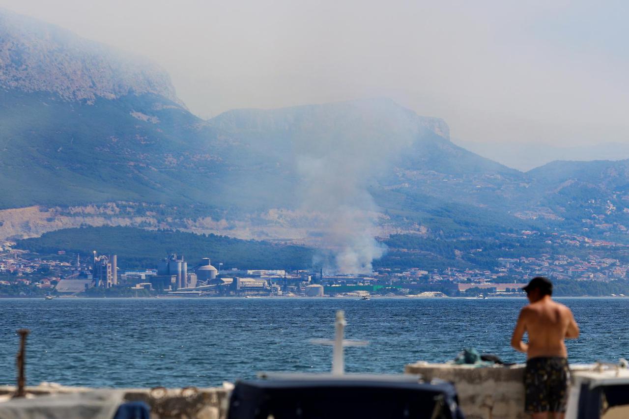 Veliki požar nedaleko Splita, vatrogasne postrojbe Splita i Kaštela su na terenu