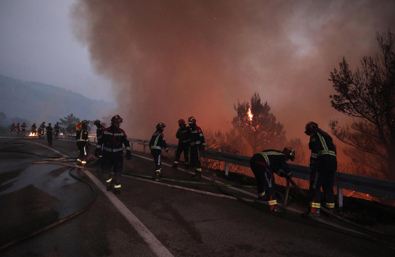 Na fotografijama se vidi i jedan spaljeni automobil. Na terenu je 237 vatrogasaca, s područja cijele Splitsko-dalmatinske županije, te 55 vatrogasnih vozila