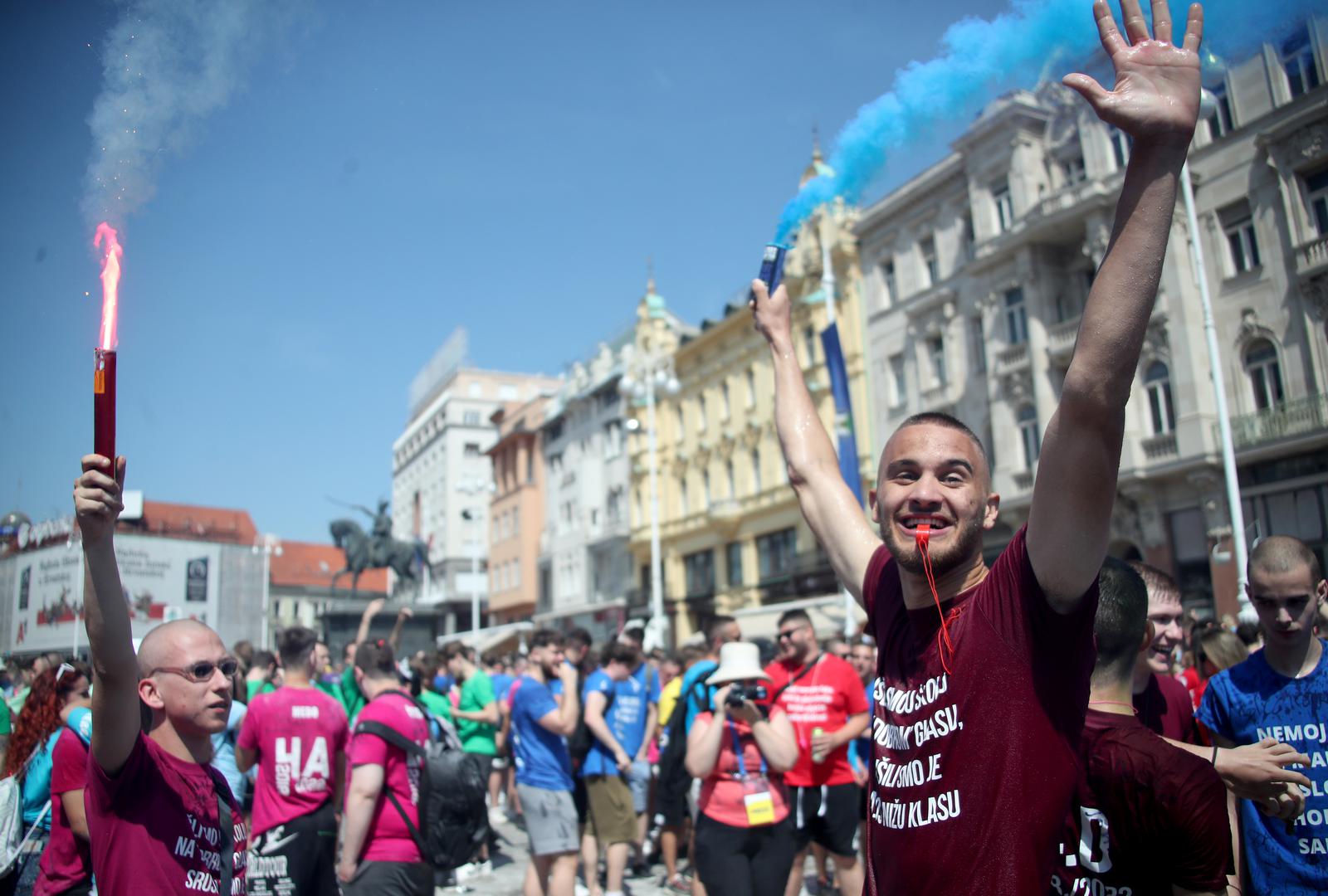 25.05.2022., Zagreb - Brojni maturanti u gradu obiljezavalju kraj svog srednjoskolskog obrazovanja pjesmom i nezaobilaznim kupanjem u fontanama. Photo: Sanjin Strukic/PIXSELL