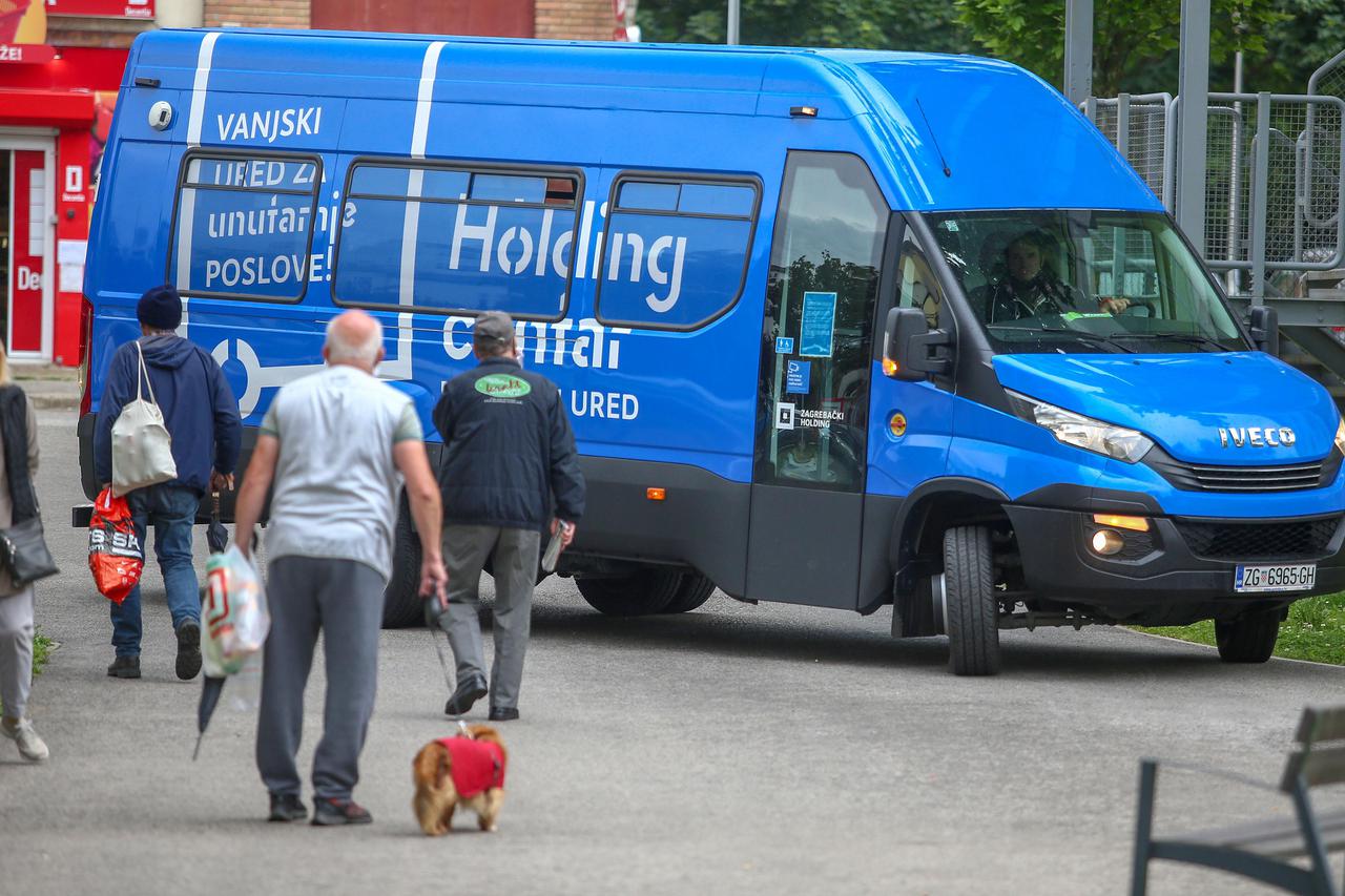 Zagreb: Pokretni ured Zagrebačkog holdinga za građane čiji su stanovi oštećeni u potresu