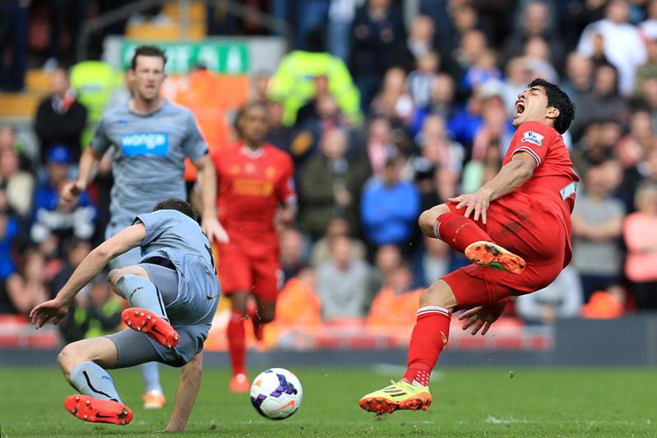 Luis Suarez i Paul Dummett