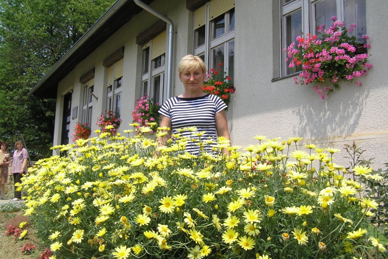 'zagorje - 07. 07. 2009., Marija Bistrica, Hrvatska - Podrucna skola Selnica nagradena je u projektu Zagorje ti moje blago, o cvijecu oko skole najvise brine kuharica Marija Kusic'