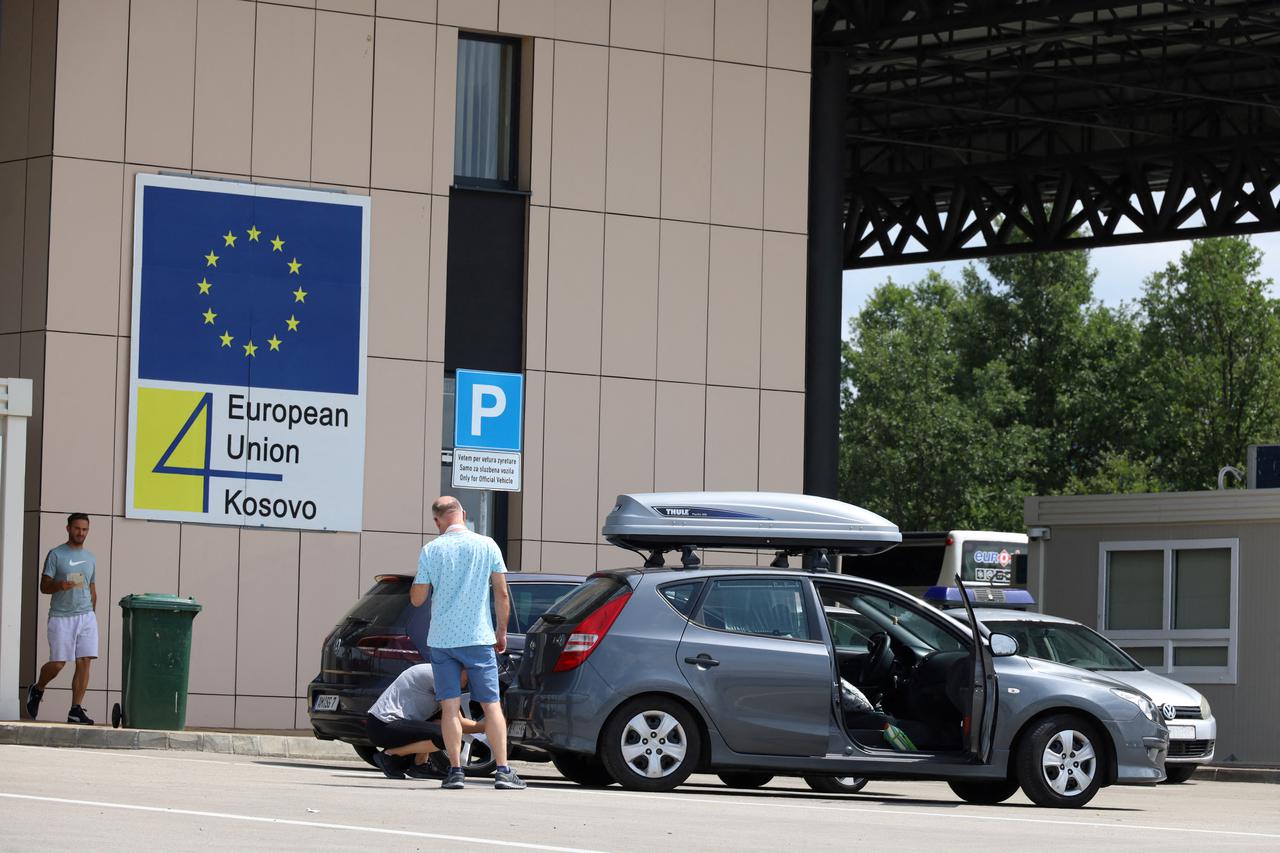 Merdare border crossing between Kosovo and Serbia