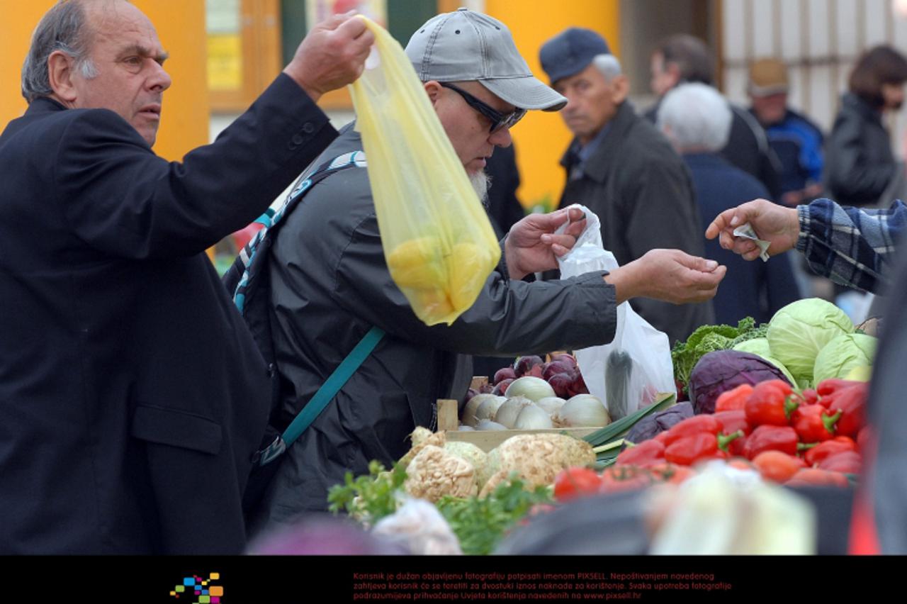 '16.11.2010. Varazdinski plac, Varazdin - Gradjani po voce i povrce radije idu na trznicu nego u trgovacke centre. Photo: Marko Jurinec/PIXSELL'