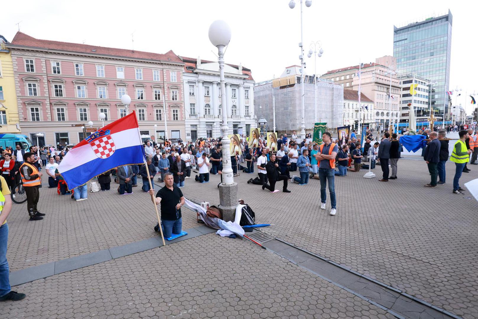 03.06.2023., Zagreb - Muskarci na molitvi krunice koja se odrzava svake prve subote na Trgu bana Josipa Jelacica. I ove subote molitva je ometana od strane prosvjednika Photo: Sanjin Strukic/PIXSELL