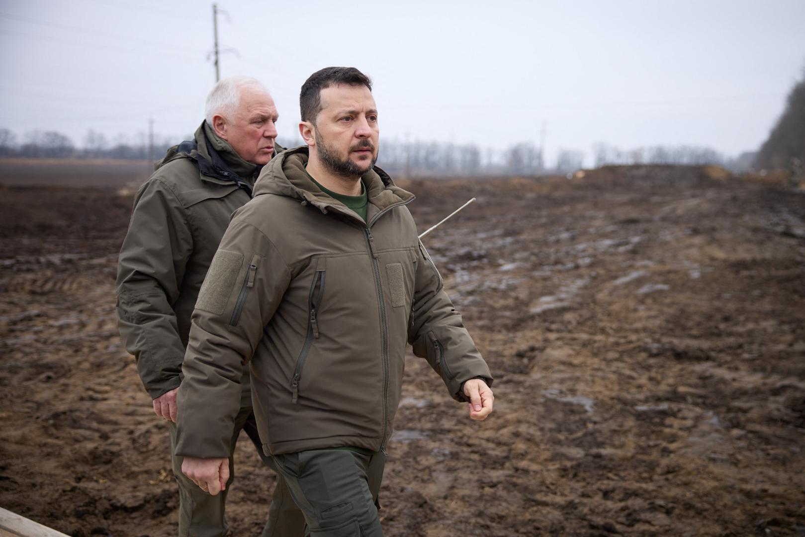 27. ožujka 2024. – Sumi, Ukrajina: Predsjednik Volodimir Zelenski pregledao je izgradnju fortifikacija u blizini grada Sumi. Tijekom radnog posjeta predsjednik je obišao rovove, skloništa, stražarske i zapovjedne promatračke postaje.