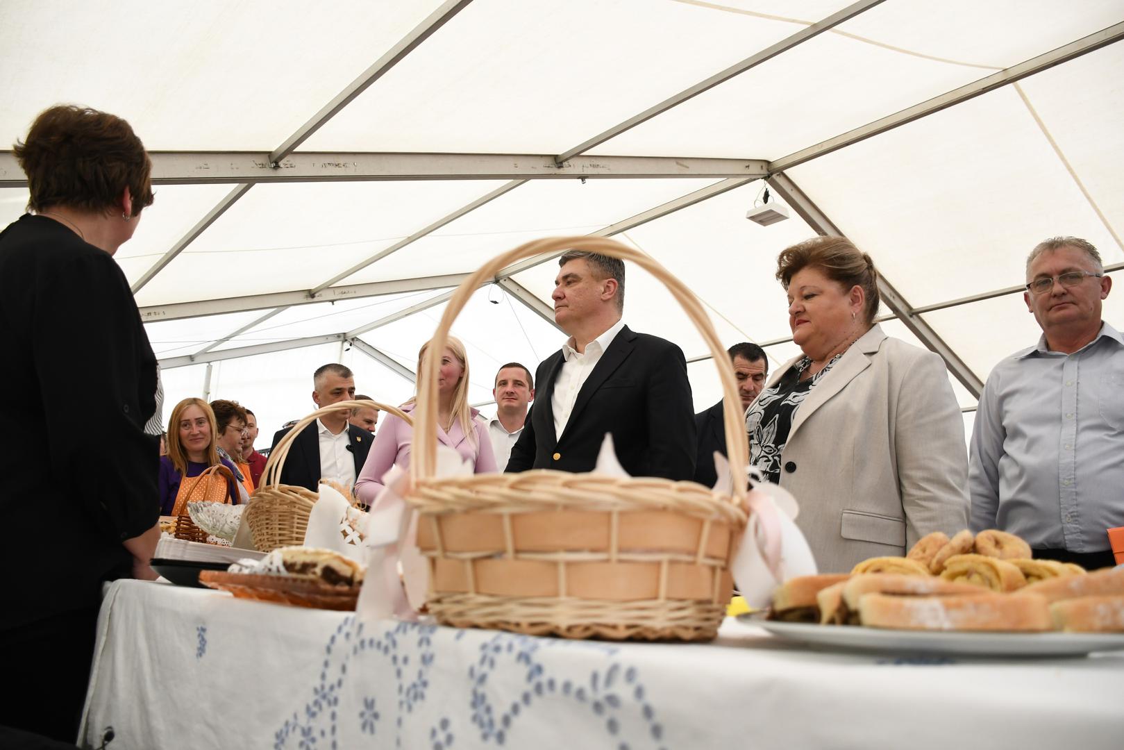 01.04.2024., Gradec  -  Predsjednik Republike Zoran Milanovic prisustvovao je paljenju Vuzmice u dvoristu Zupne crkve Ranjenog Isusa, te je obisao izlagace na manifestaciji 'Uskrsni obicaji gradeckoga kraja' Photo: Damir Spehar/PIXSELL