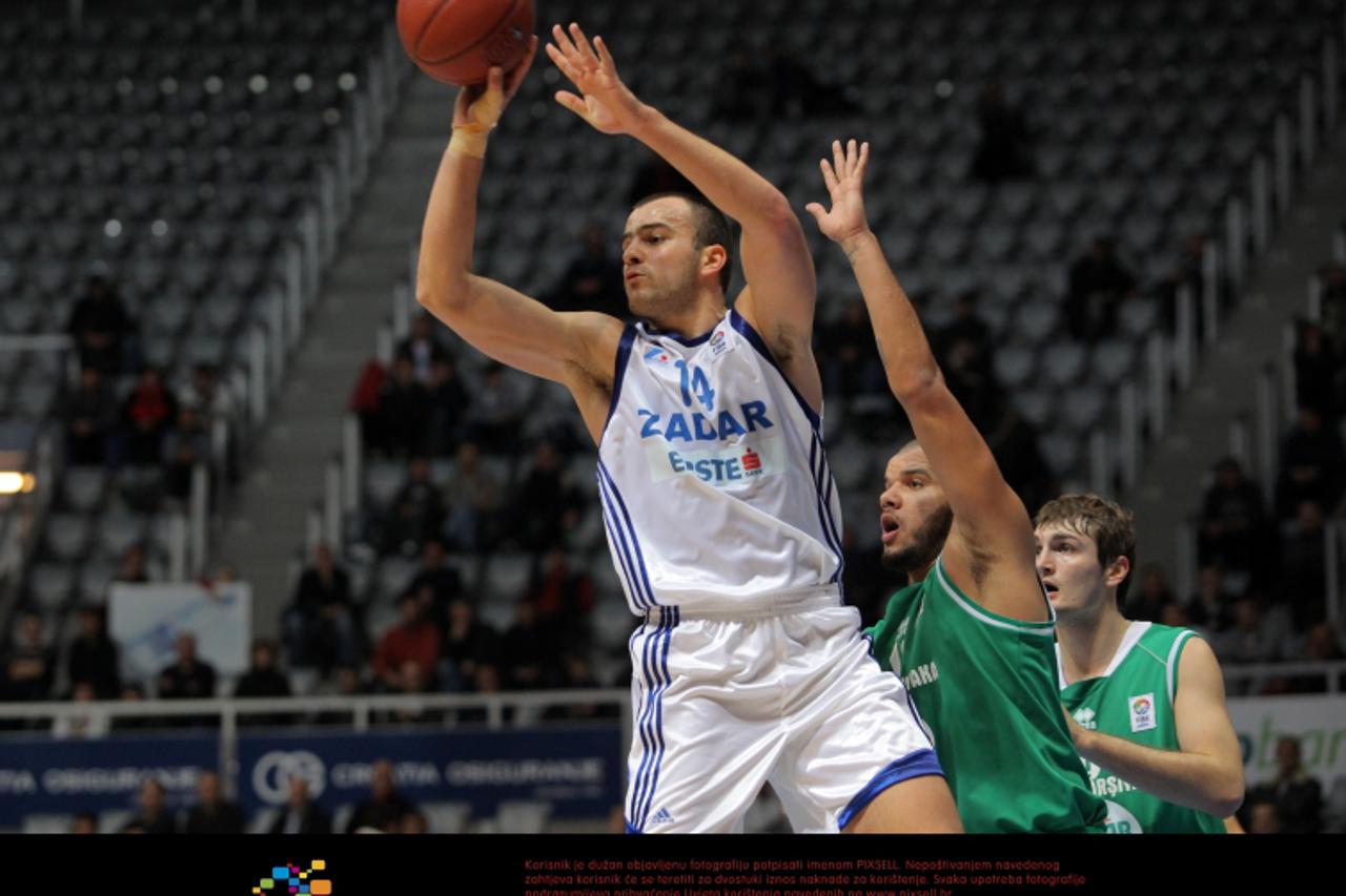 \'07.12.2010., Zadar - Kosarkaska utakmica Eurocupa izmedju KK Zadar i turskog Pinar Karsiyaka. Ive Ivanov dodaje loptu. Photo: Filip Brala/PIXSELL\'