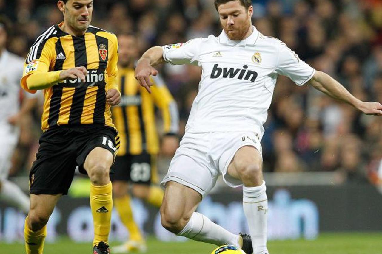 '28.01.2012, Santiago Bernab?u, Madrid, ESP, Primera Divisi?n, Real Madrid vs Real Zaragoza im Bild  Real Madrid\'s Xabi Alonso and Zaragoza\'s R. Micael during la Liga match on january 28th 2012...Ph