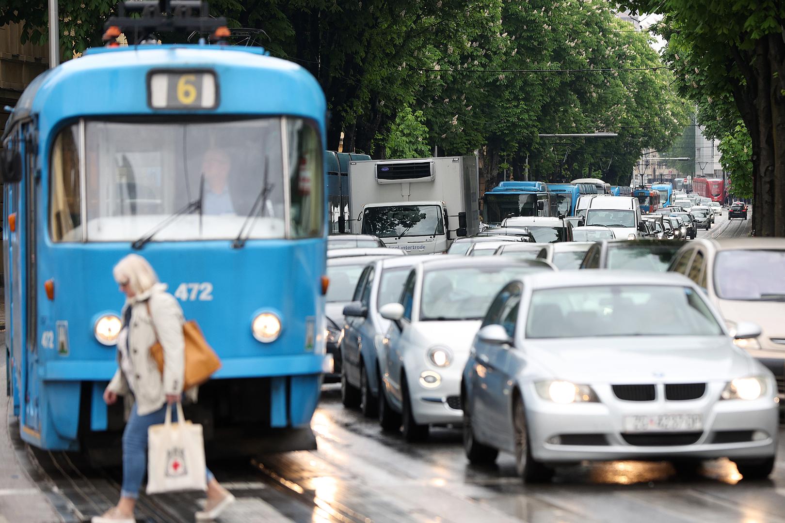 Uočili ste da se pred vama zaustavio autobus ili tramvaj sad će svi njegovi putnici pohrliti preko ceste. Naumili ste stisnuti gas i požuriti prije njih, kako ih ne biste trebali čekati. Ne radite to. Osim što je opasno, kršite odredbe članka 41. Zakona o sigurnosti prometa. Kazna: 60 eura. 