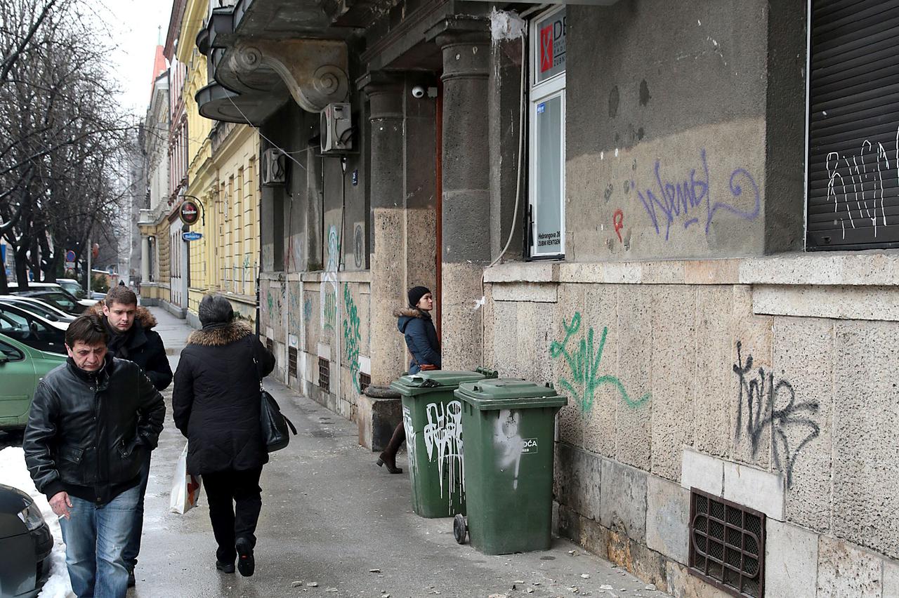 10.02.2015., Zagreb - Sa zgrade u Hebrangovoj 26 padaju dijelovi balkona i  zbuka.   Photo: Patrik Macek/PIXSELL