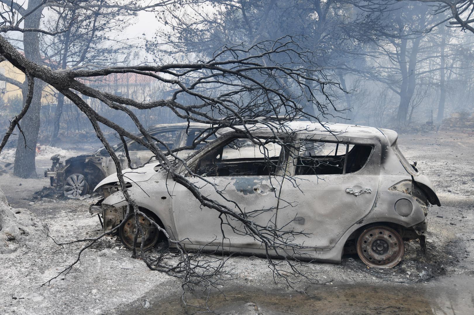 Zbog jakih udara vjetra požar koji je iza 11 sati buknuo kod Grebaštice u blizini Šibenika još uvijek nije pod kontrolom i širi se nošen jugom, zahvatio je i stambene objekte, a stožer civilne zaštite odlučio je da se evakuirani stanovnici smjeste u sportsku dvoranu Baldekin